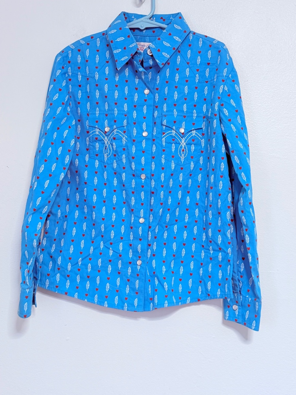Panhandle Girls Blue w/hearts and feathers western shirt NWT Size Medium